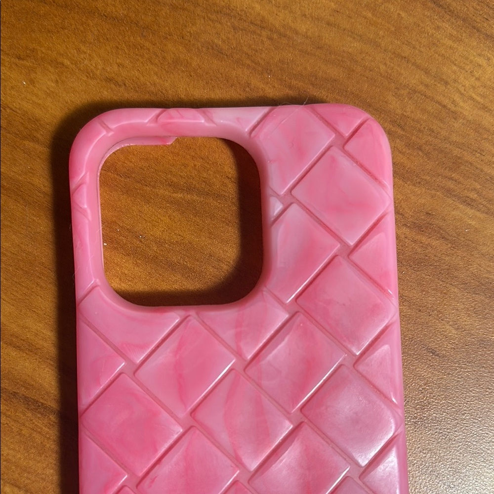 Bottega Veneta Pink Quilted iPhone 14 pro Case - Picture 4 of 4